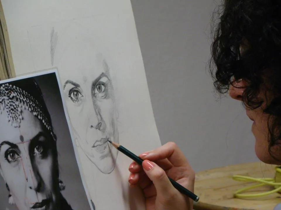 Alumna dibujando un retrato a lápiz