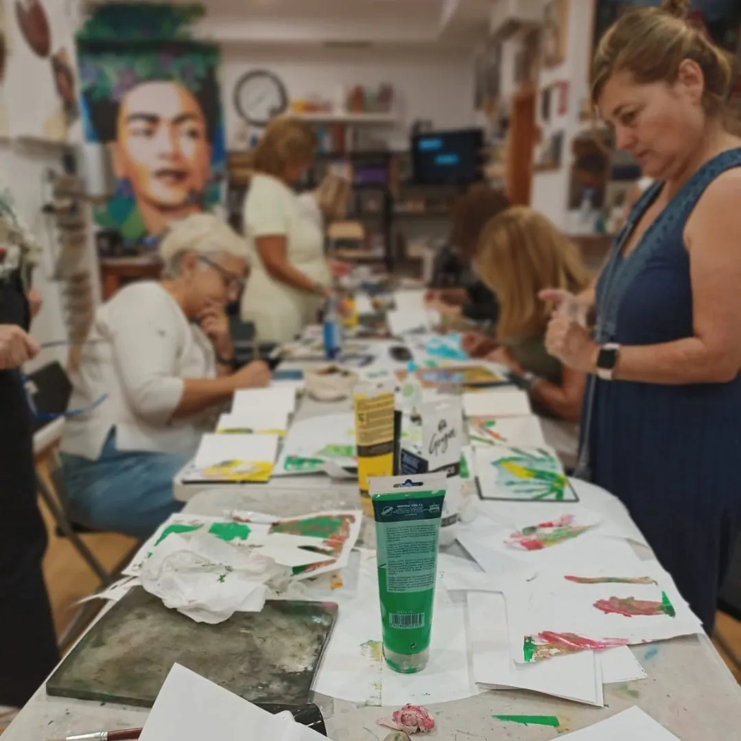 Mesa de taller con alumnas trabajando