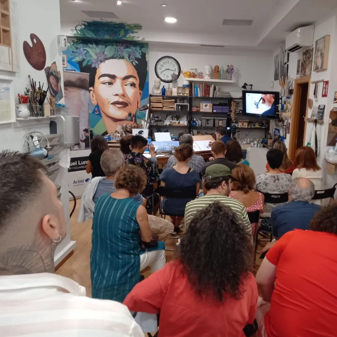 Charla en el estudio frente al mural de Frida Kahlo