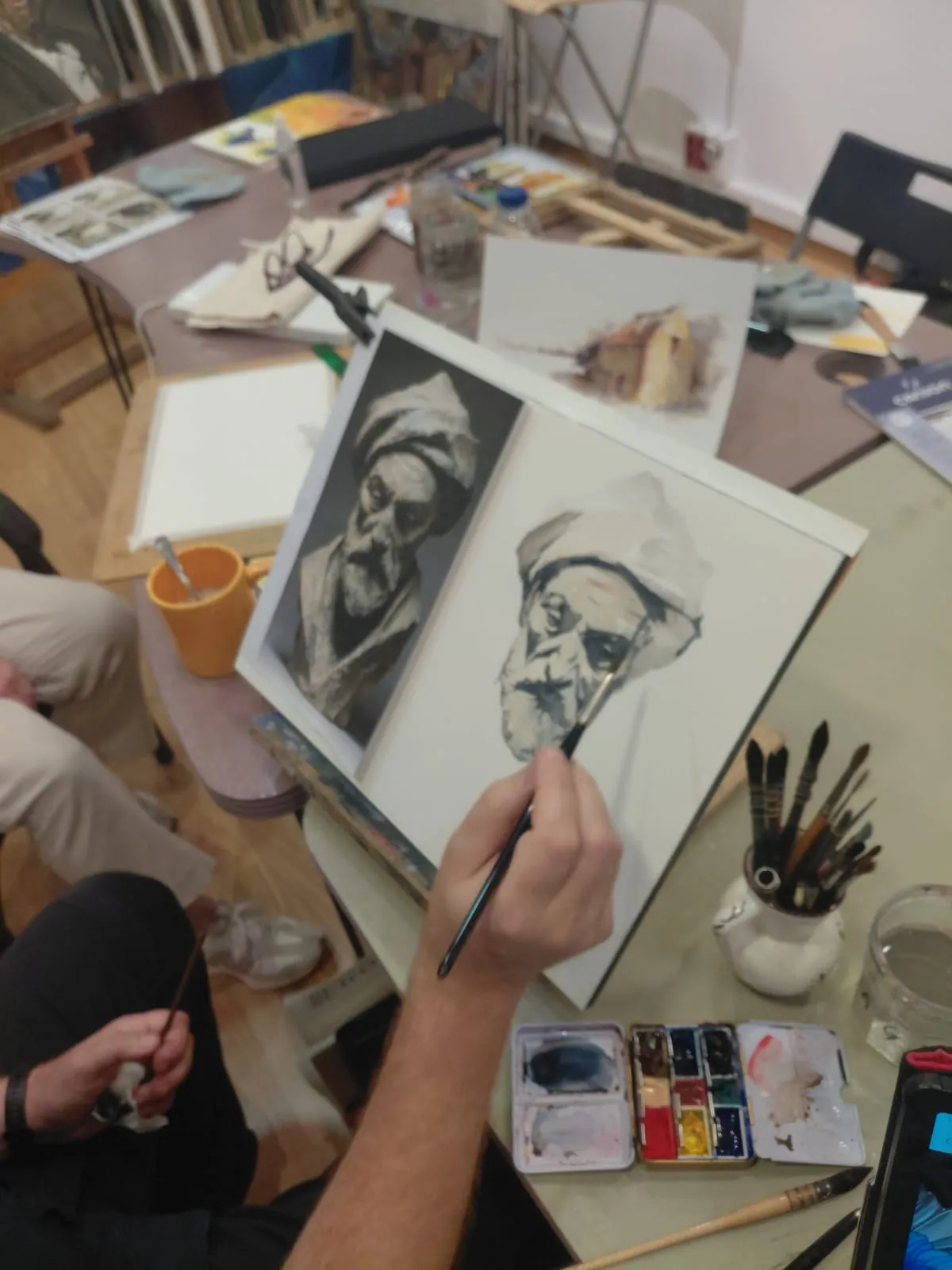 Alumno trabajando un retrato a grafito y acuarela