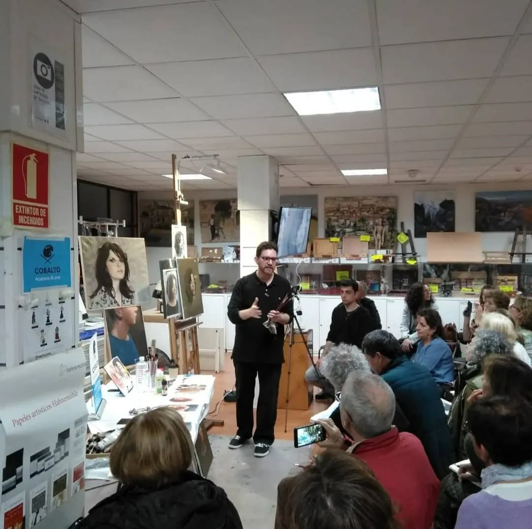 Demostración de acuarela ante un grupo de alumnos en el estudio