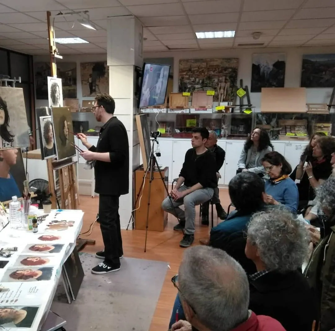Grupo siguiendo una demostración en el estudio