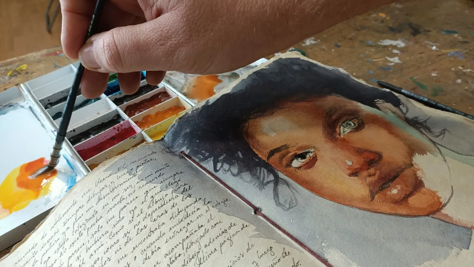 Retrato en acuarela en un cuaderno con la caja de colores
