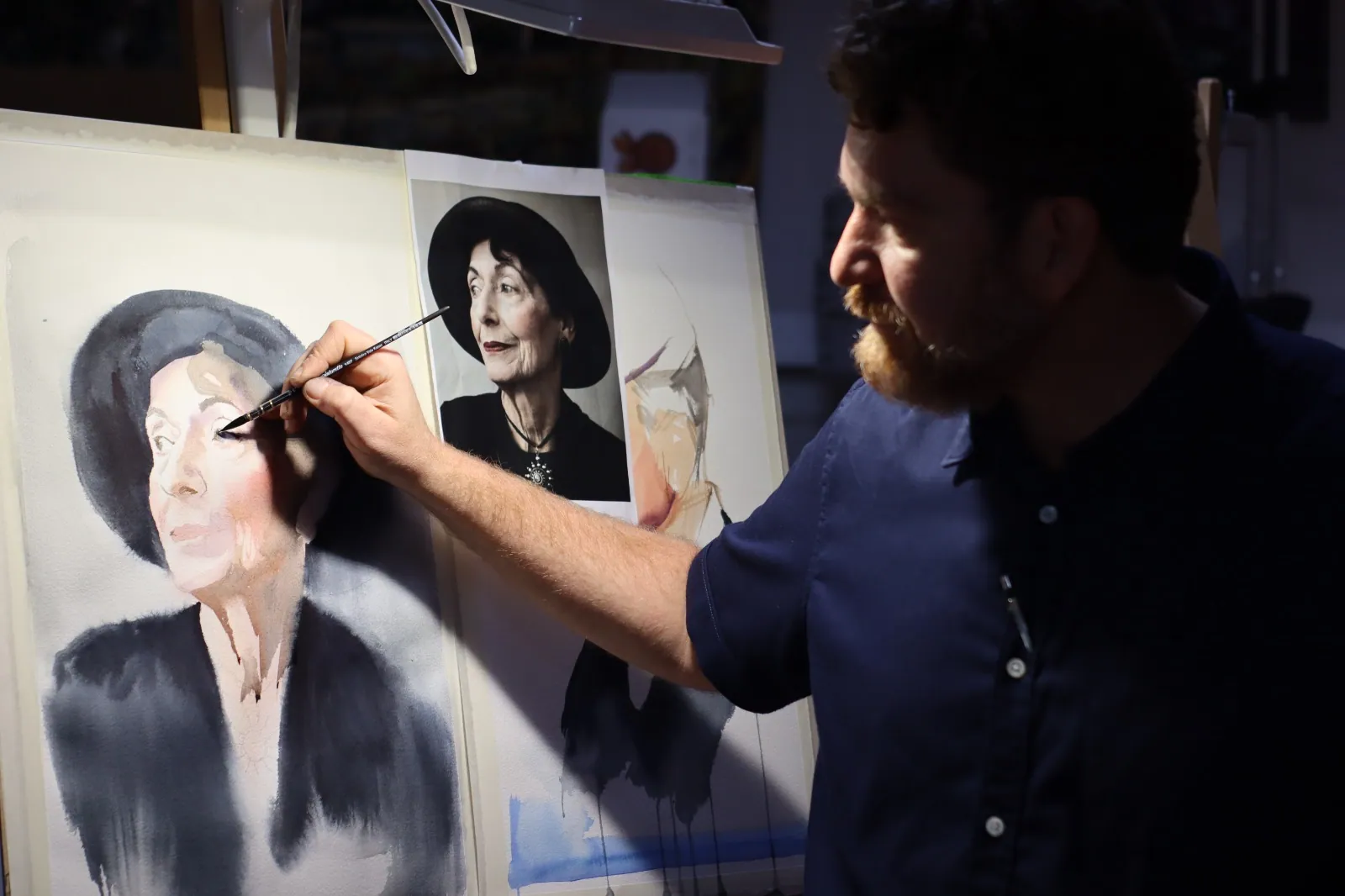 Emmanuel Luna pintando un retrato en acuarela en el estudio