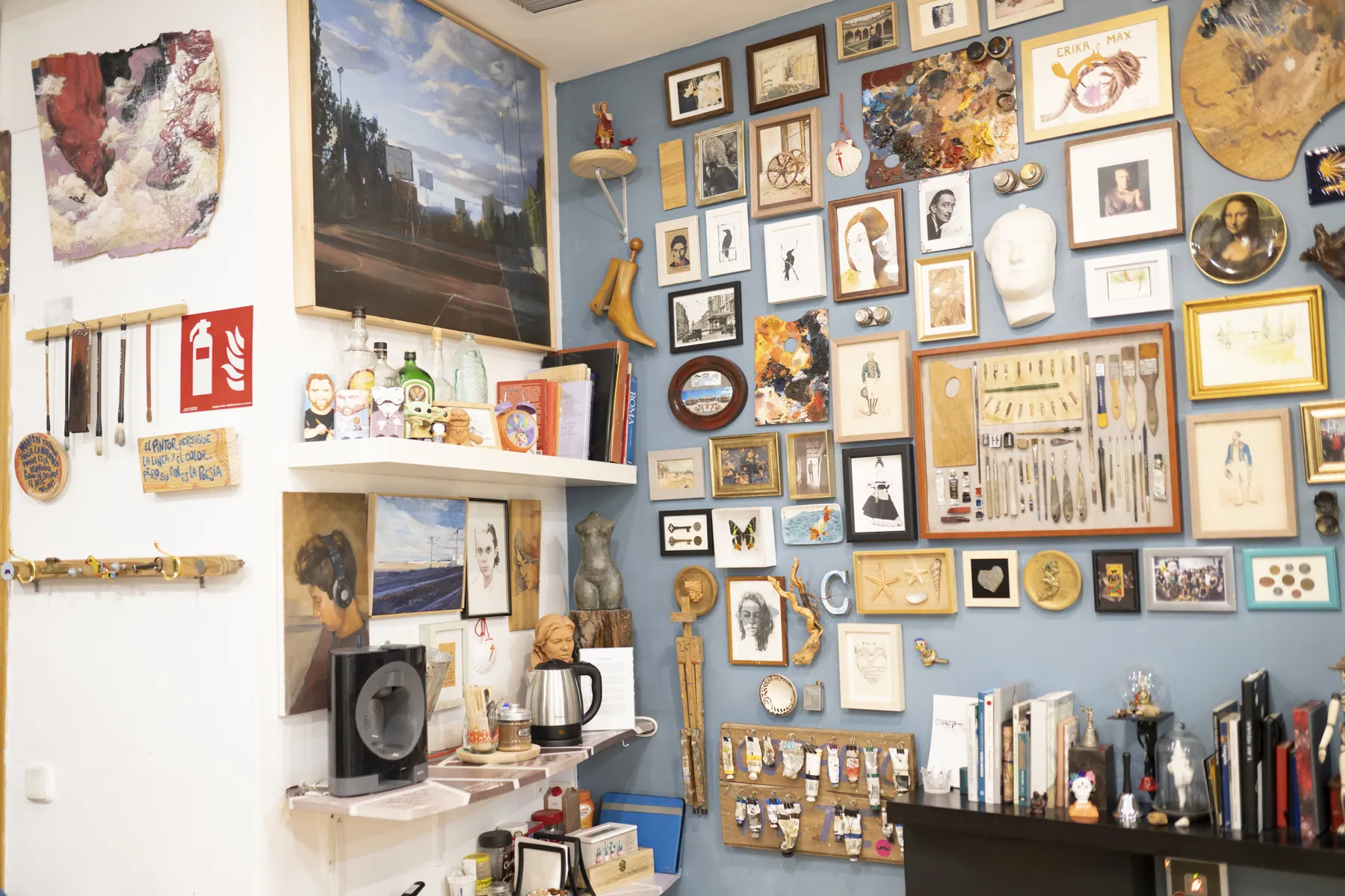 Pared de cuadros del estudio