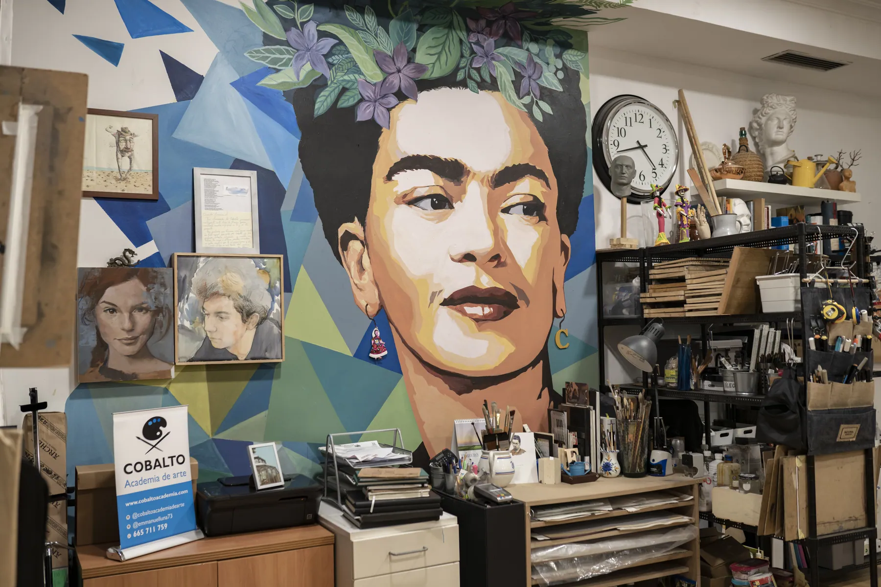 Mesa de trabajo junto al mural de Frida Kahlo