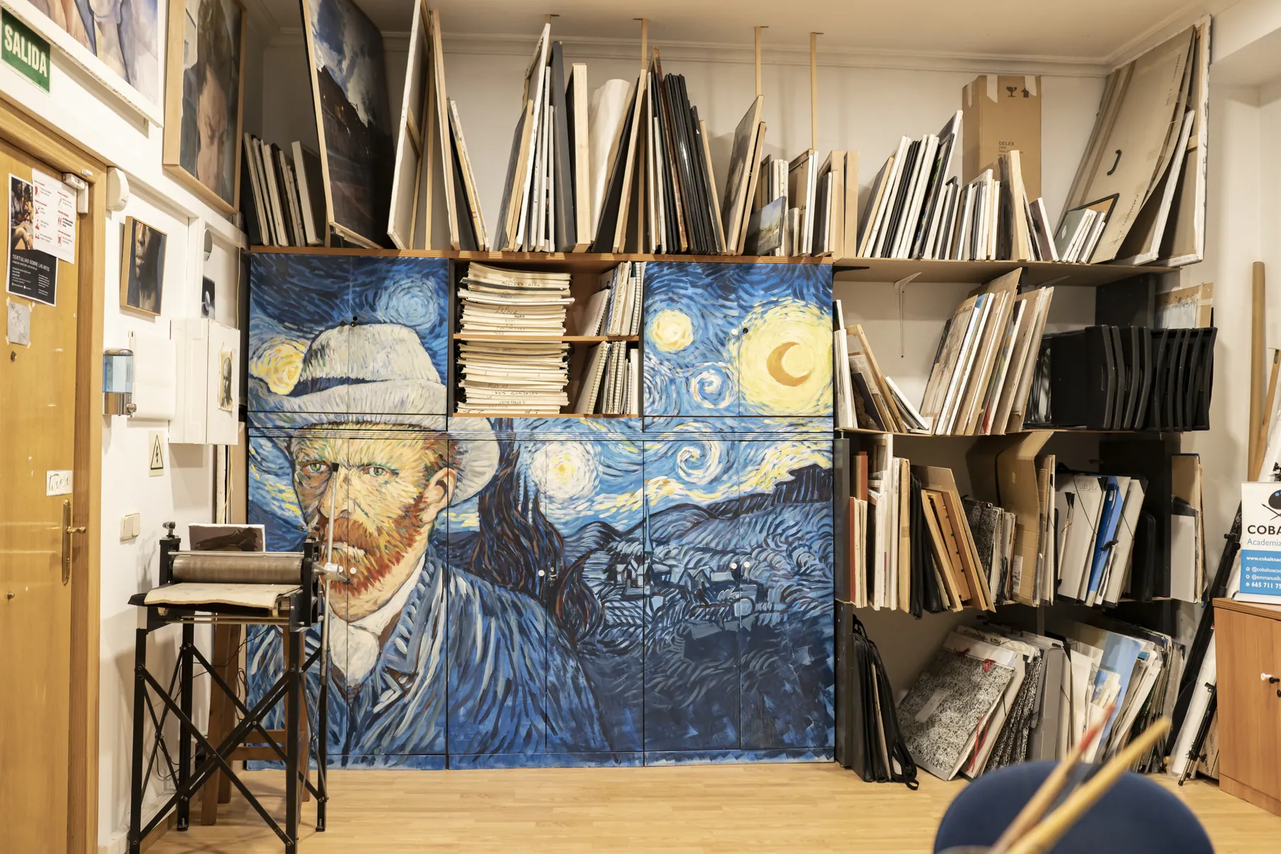 Mural de La noche estrellada con autorretrato de Van Gogh en el estudio