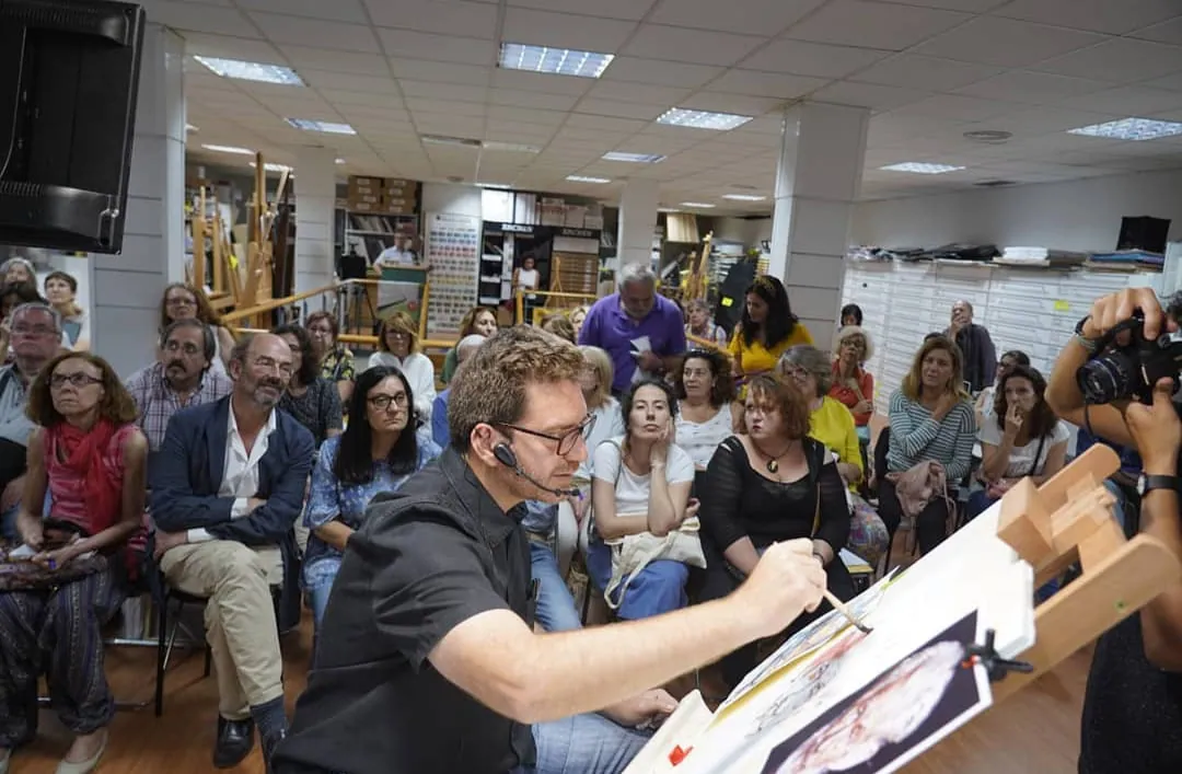Demostración de acuarela ante una sala llena