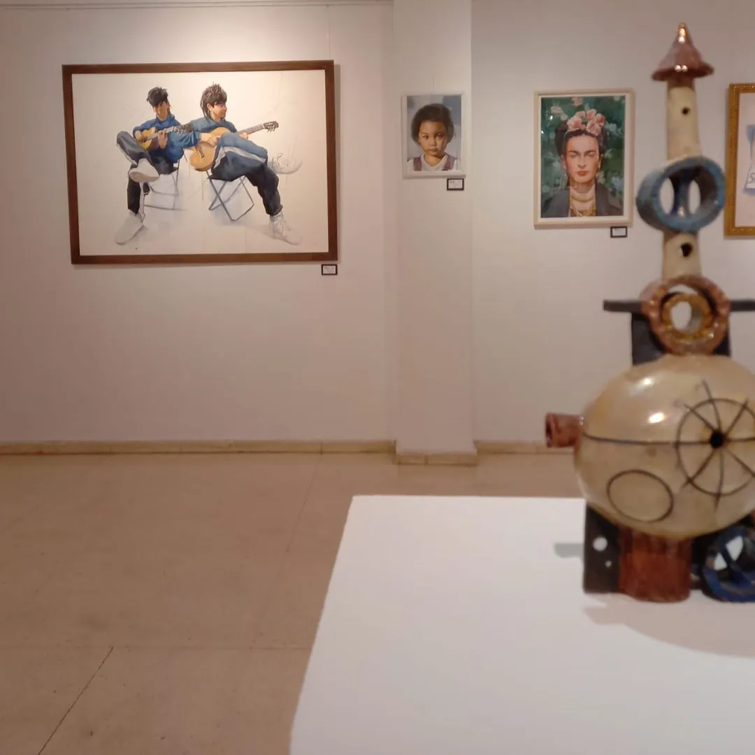 Sala de exposición con acuarelas enmarcadas