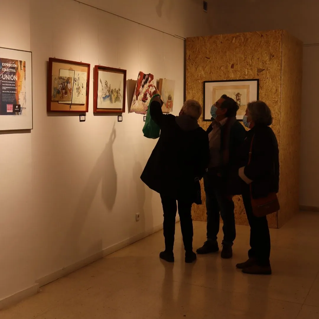 Visitantes en la sala de la exposición de alumnos