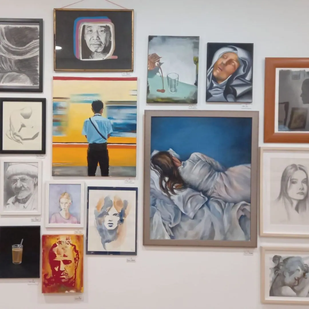 Pared de exposición con obras de alumnos