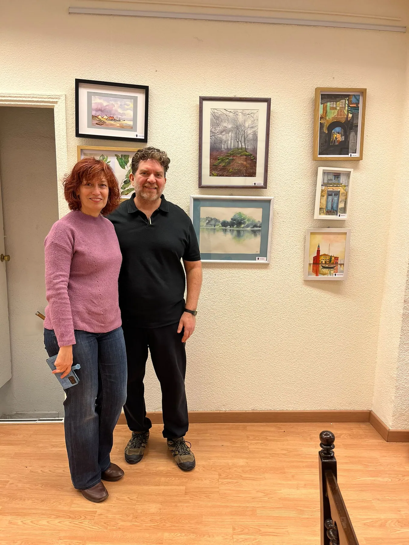 Alumna y profesor junto a las obras expuestas