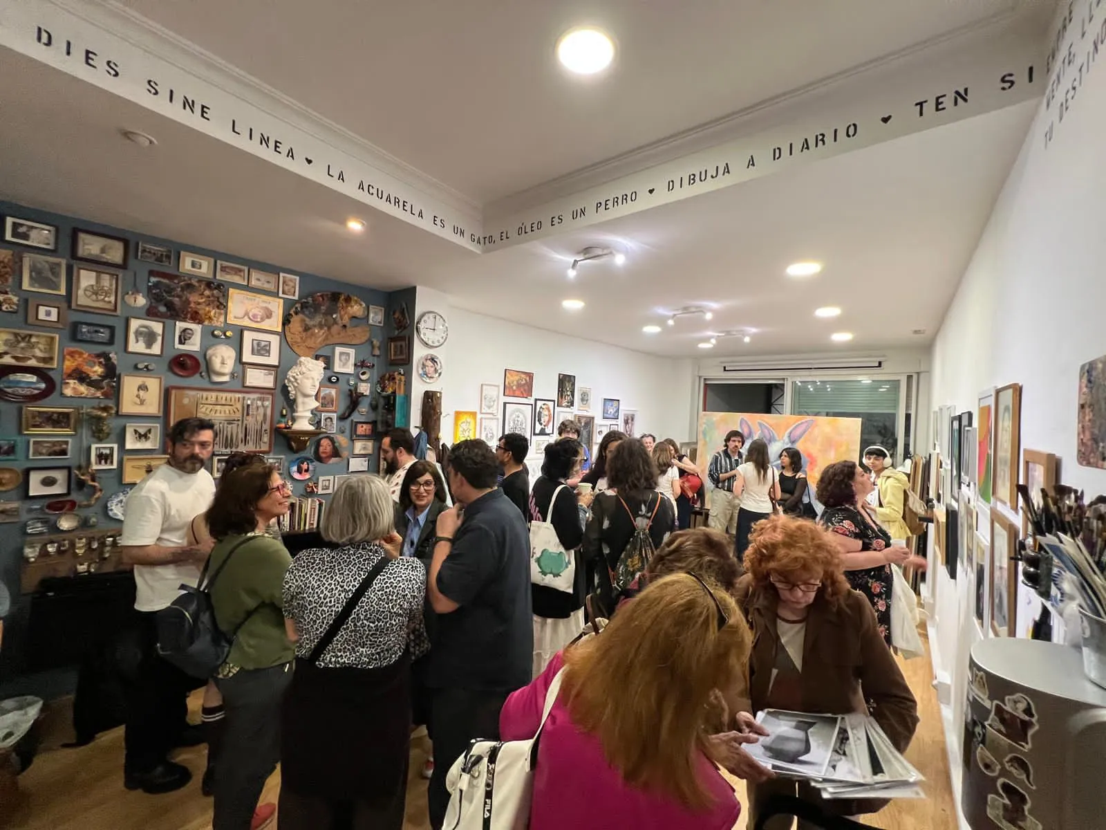 Inauguración de una exposición en el estudio