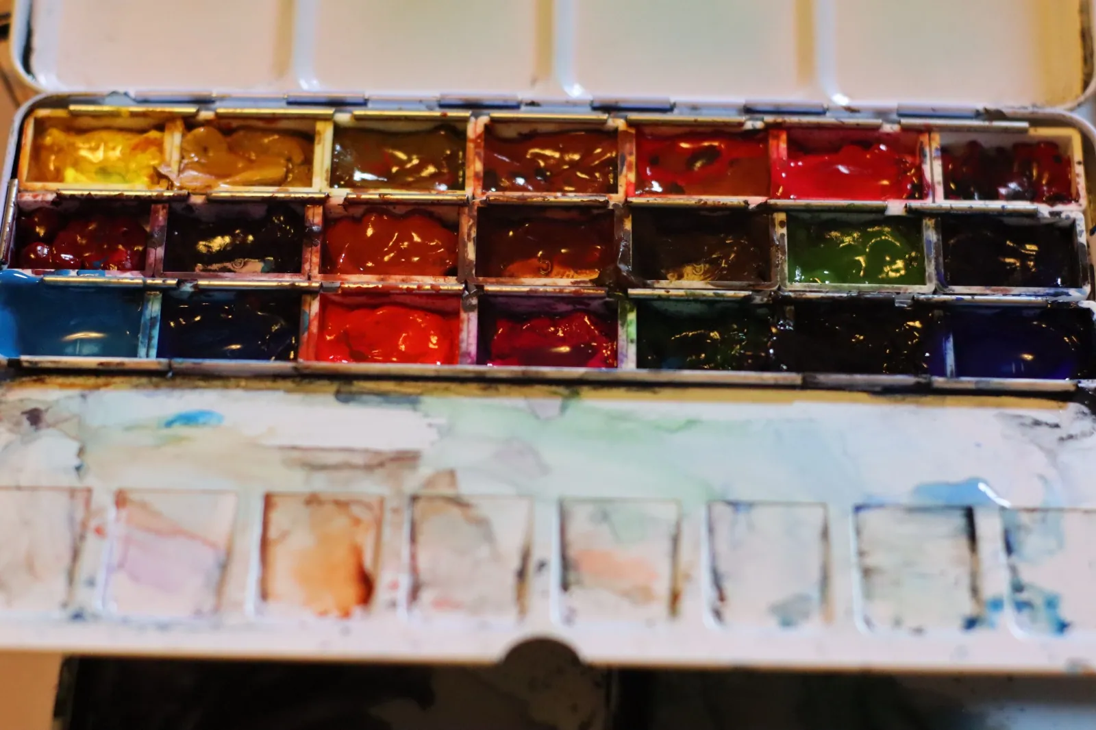 Caja de acuarelas con los colores usados