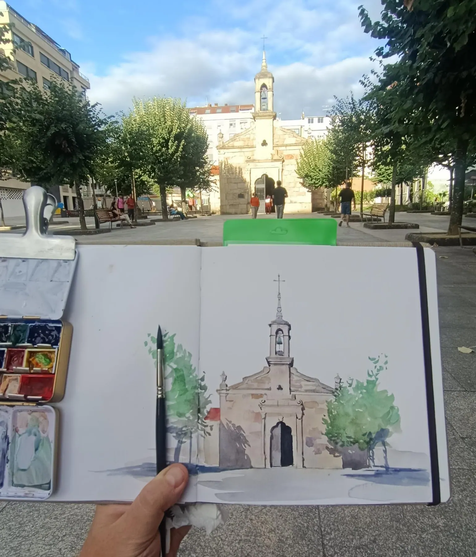 Cuaderno de viaje en la plaza
