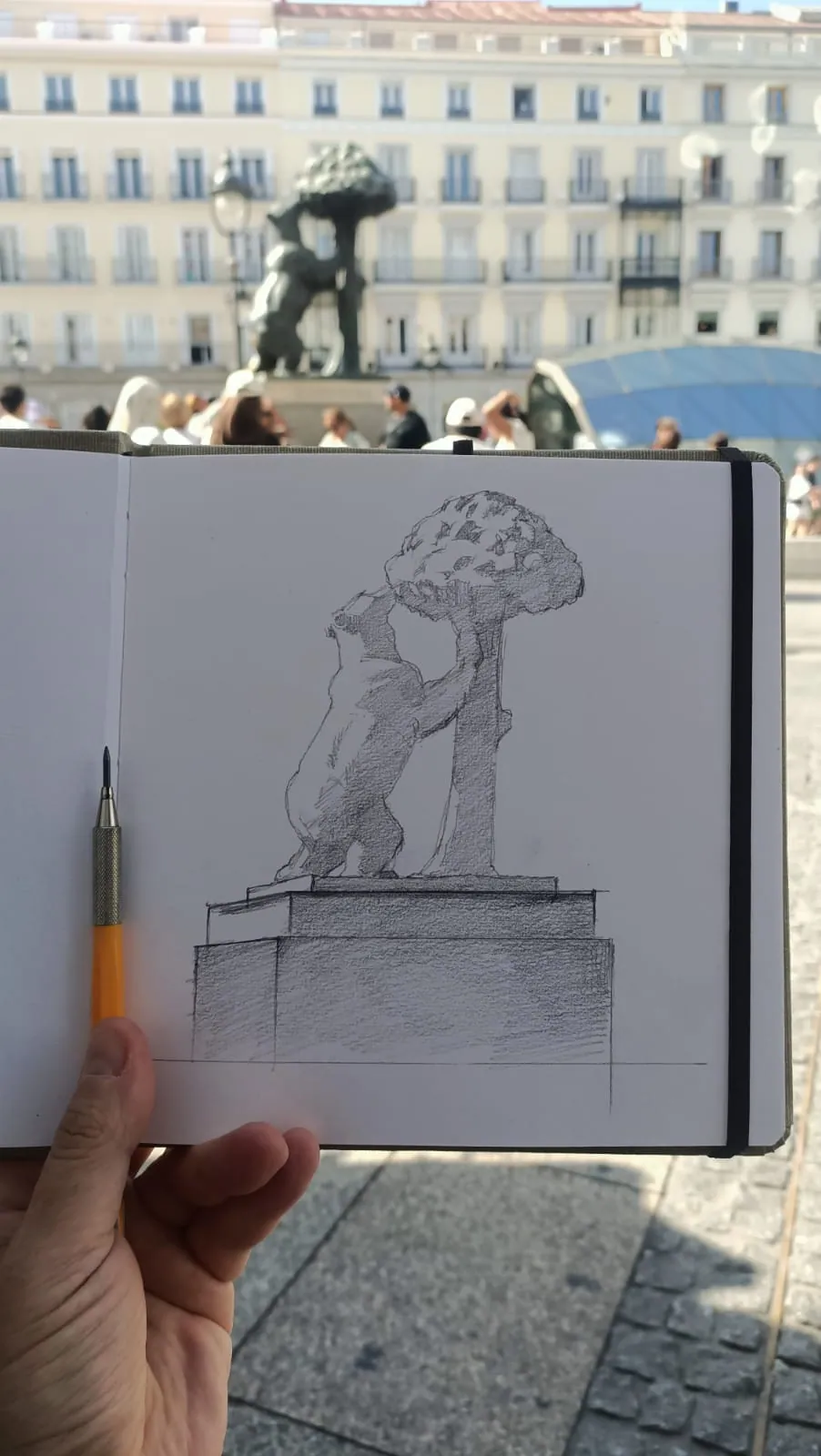 Apunte a grafito de una escultura